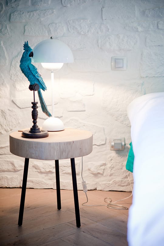 Des chevets en rondins XXL de chez AMPM viennent accueillir objets insolites et lampes « flowerpot » (And Tradition)